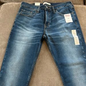 Men’s Levi Signature jeans. Brand new with tags. 32x32. Slim.